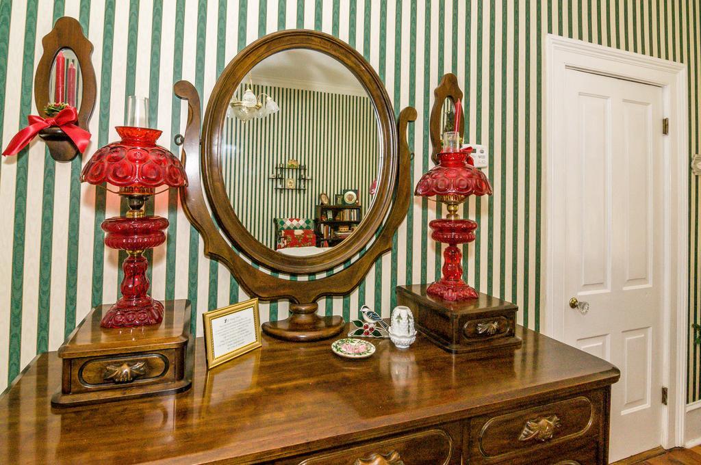 Holly House Of Hamilton Bed & Breakfast Bagian luar foto