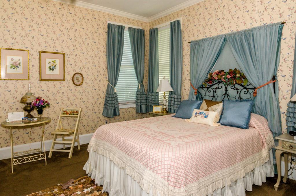 Holly House Of Hamilton Bed & Breakfast Bagian luar foto