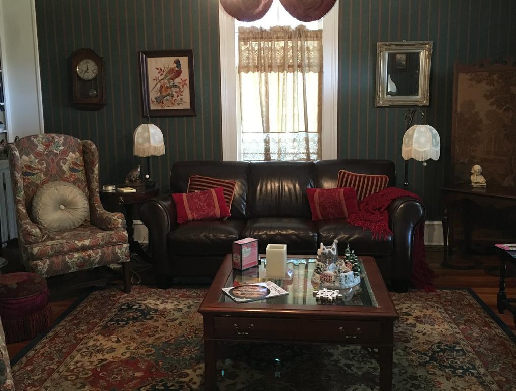 Holly House Of Hamilton Bed & Breakfast Bagian luar foto