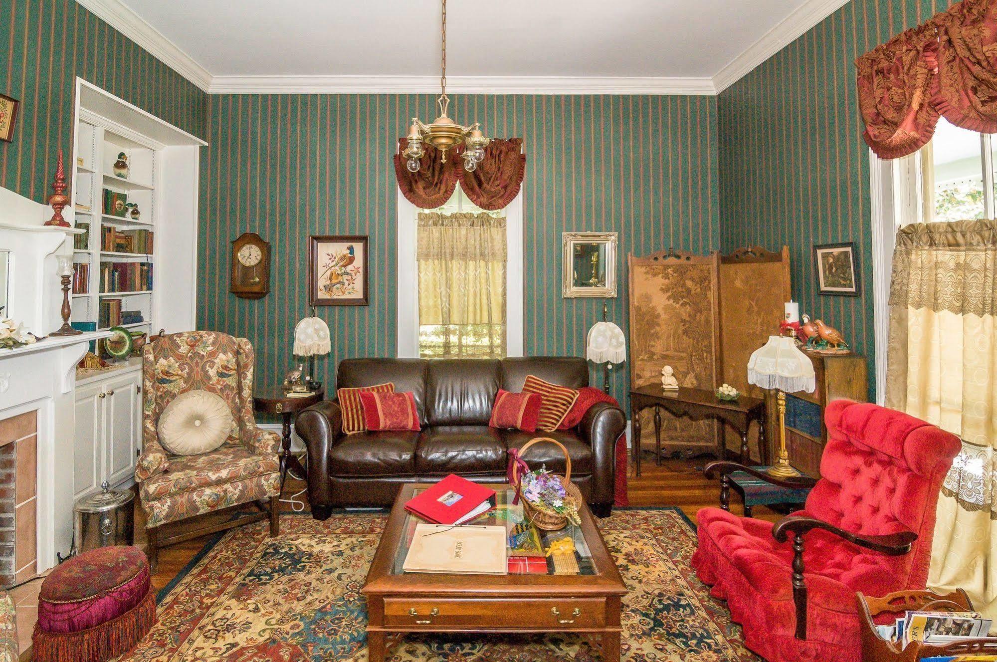 Holly House Of Hamilton Bed & Breakfast Bagian luar foto
