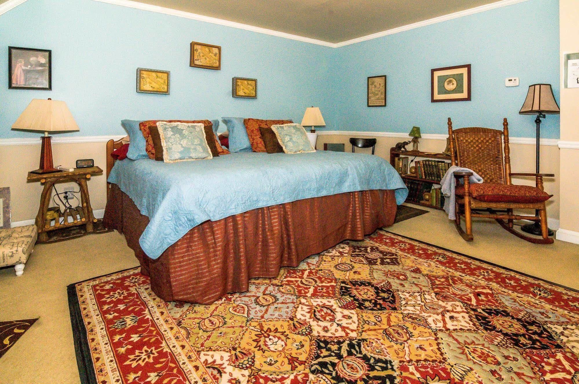 Holly House Of Hamilton Bed & Breakfast Bagian luar foto