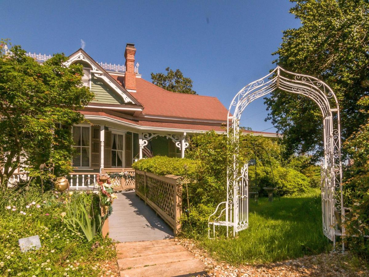 Holly House Of Hamilton Bed & Breakfast Bagian luar foto